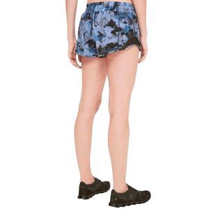 LULULEMON ATHLETICA Hotty Hot Short II '2.5" Size 6